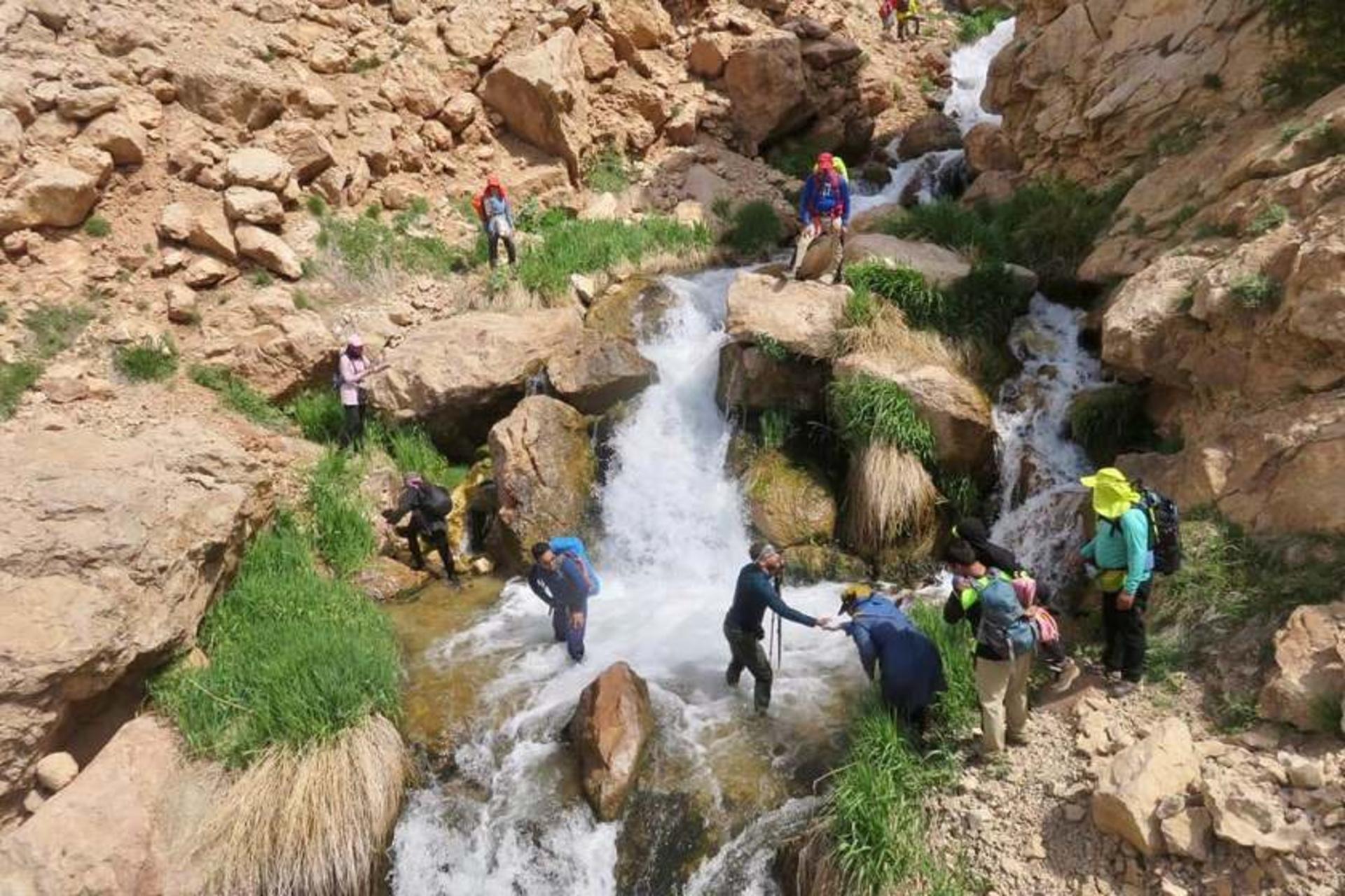 تلاش گردشگران برای عبور از عرض رودخانه فرح رود در تنگه میشینه مرگ؛ منبع عکس: ویکی لاک؛ عکاس: سید مرتضی کاظمی