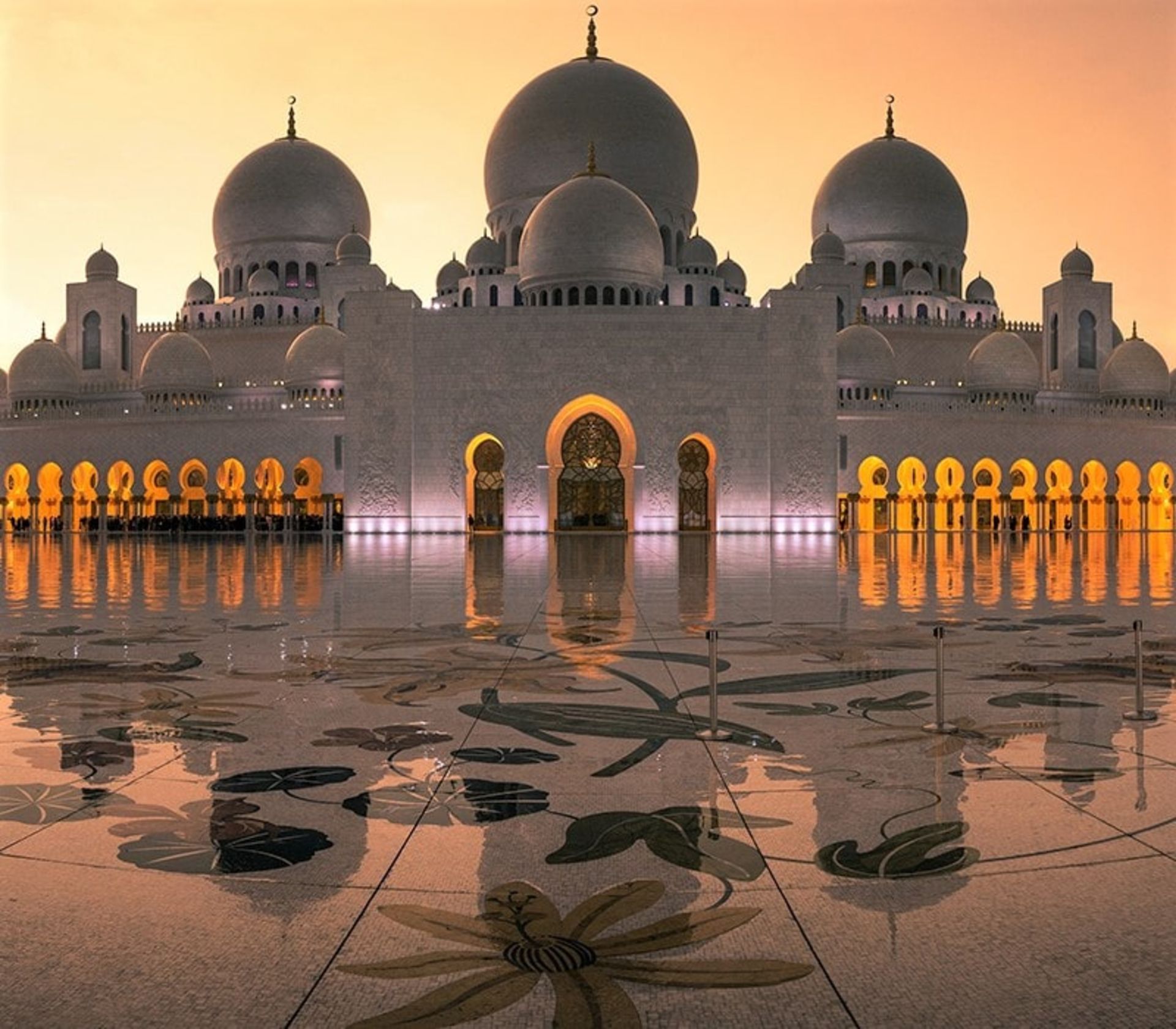 نمای ساختمان مسجد شیخ زاید در زمان غروب، منبع عکس: unsplash.com، عکاس: daniel olah