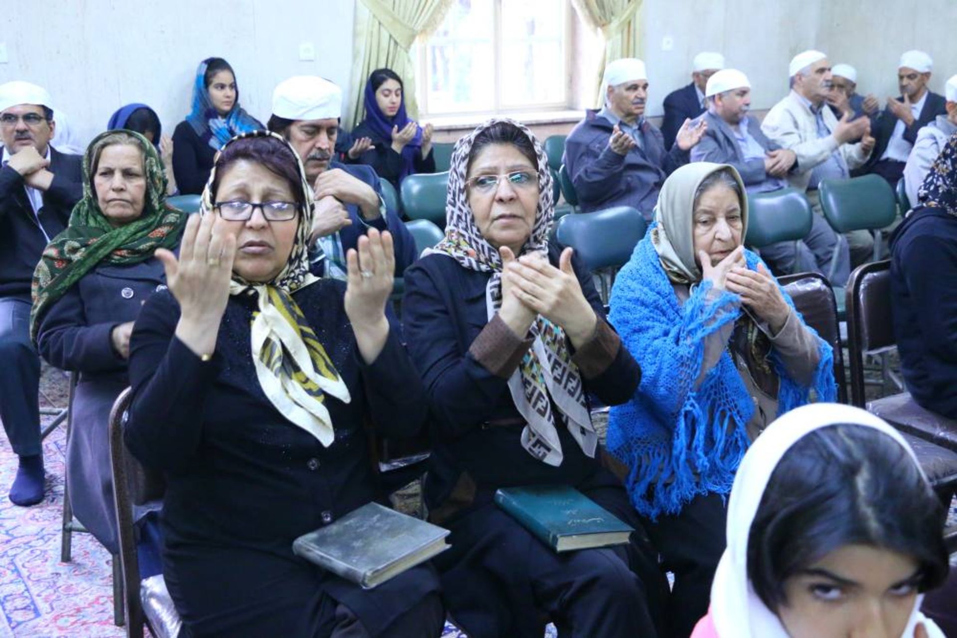 تصویری از نیایش در جشن میانه زمستان؛ منبع عکس: ajammc.com؛ عکاس: بهراد نفیسی