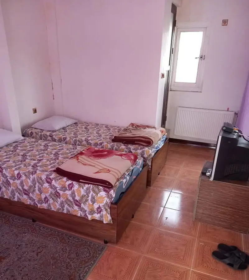 تخت مهمانپذیر فارس؛ منبع عکس: سفربازی، عکاس: نامشخص