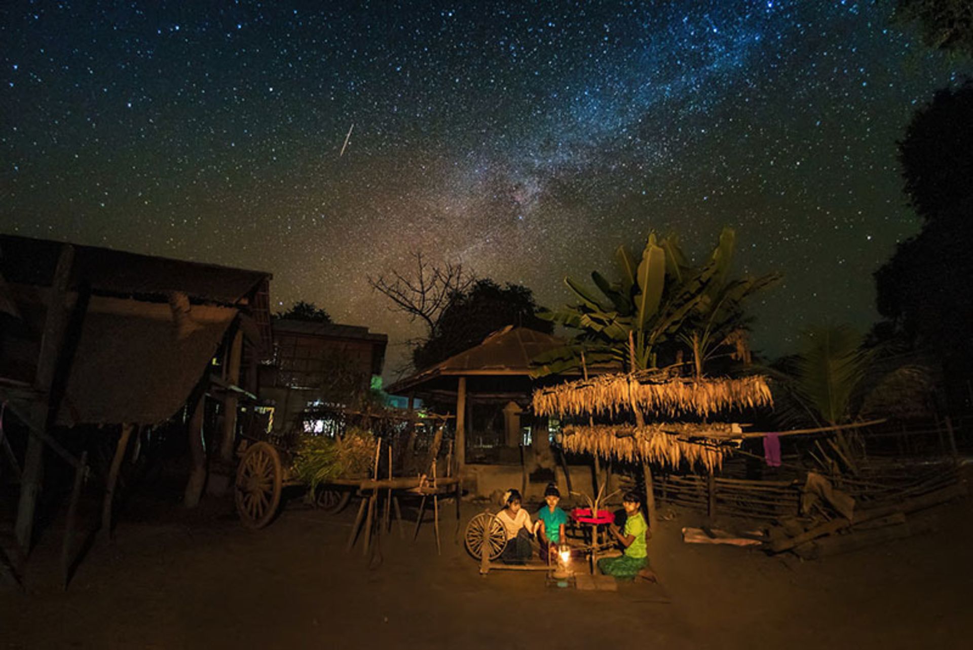 سه کودک جلوی آلاچیق در شب میانمار