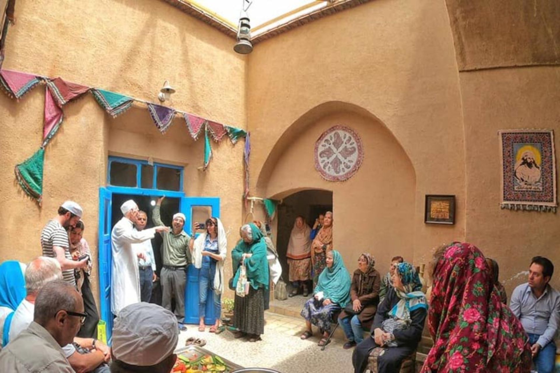 برگزاری آیین جشن میانه پاییز در حضور زرتشتیان در آتشکده زرتشتی، منبع عکس: سایت سپندارمذ