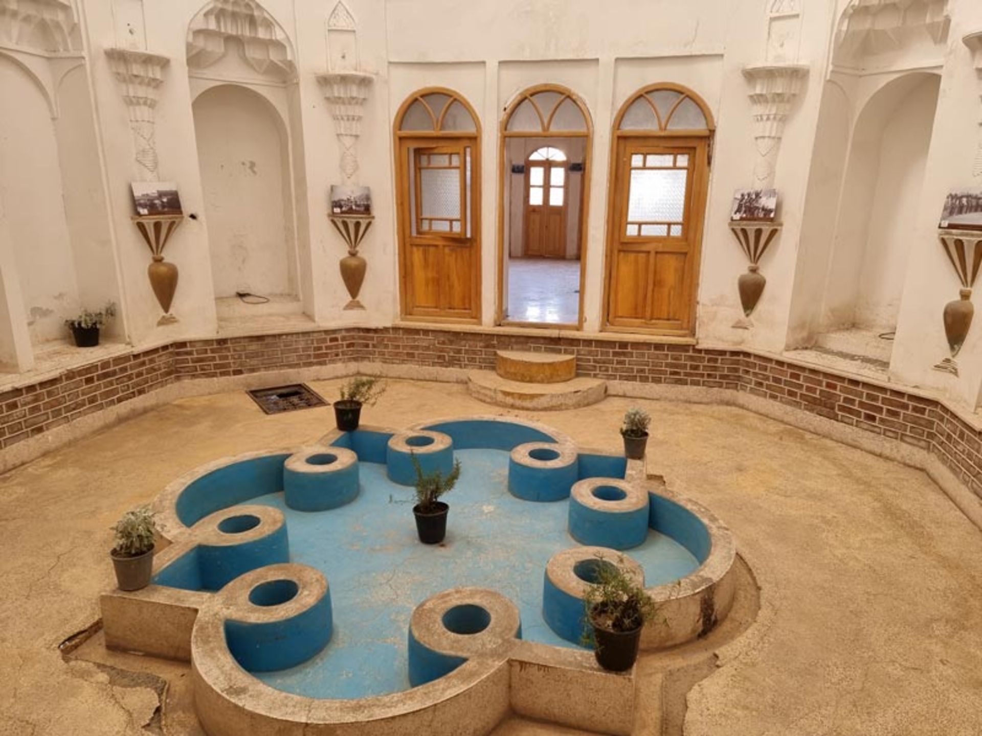 طبقه نخست ارگ کلاه فرنگی بیرجند همراه با حوضخانه؛ منبع عکس: گوگل مپ؛ عکاس: کاوه نوحی
