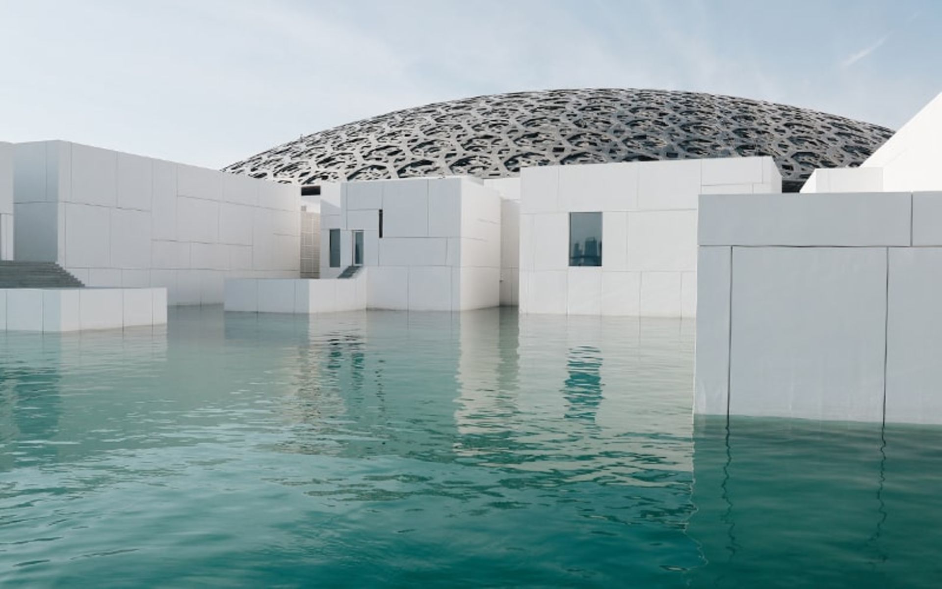 آب‌های اطراف موزه لوور ابوظبی، منبع عکس: unsplash.com، عکاس: juliana malta