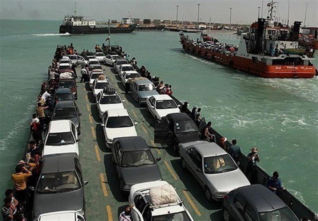 خودروهای سواری بر عرشه لندیگراف در مسیر قشم، منبع عکس: مجله هرمزگان، عکاس نامشخص