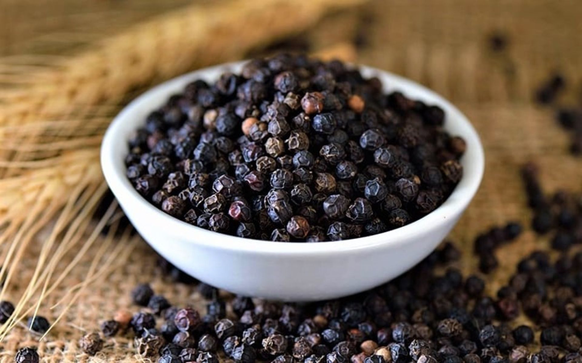 یک کاسه فلفل سیاه