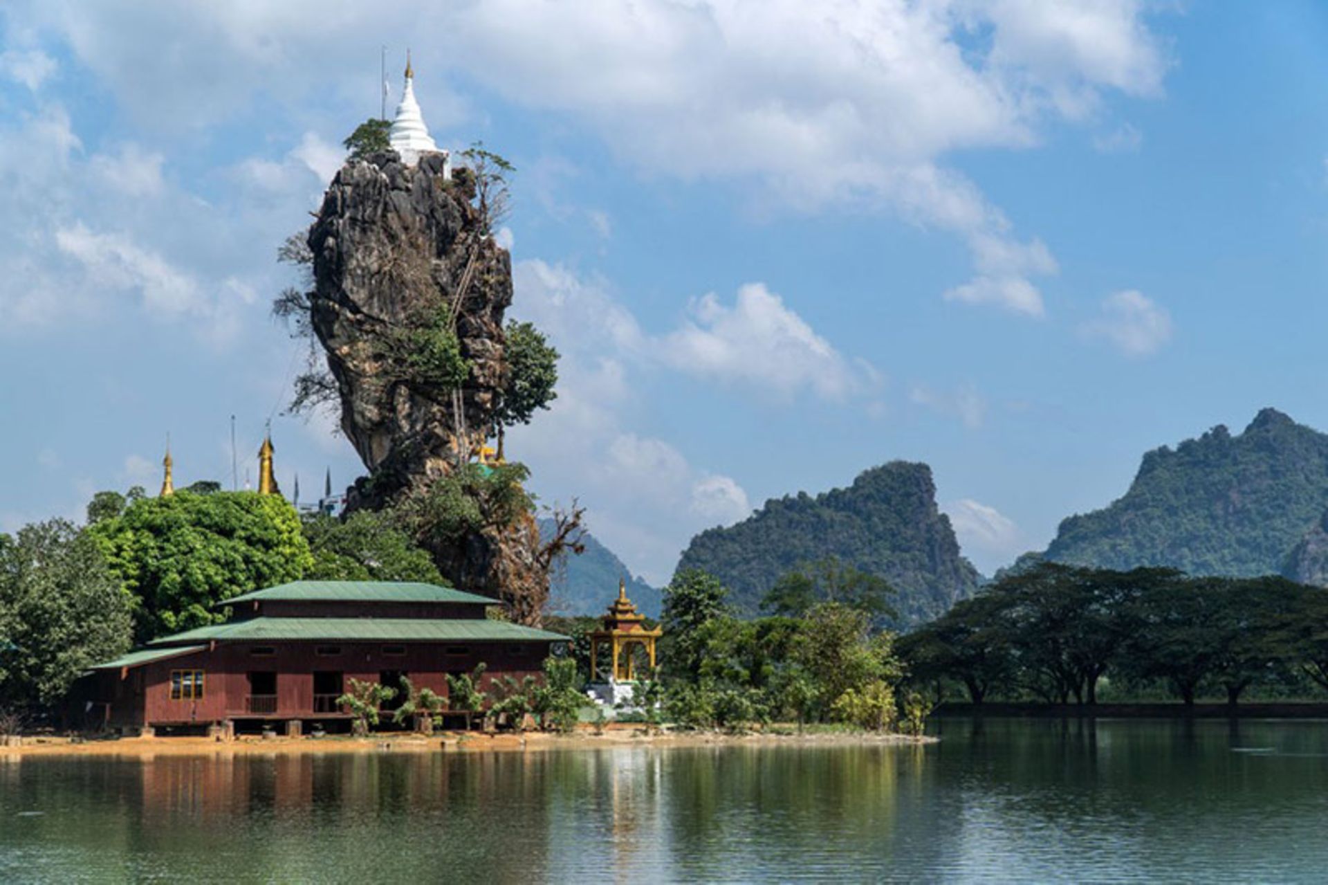 یک استوپا متعلق به معبد بودایی در ایالت کایین (Kayin) میانمار 