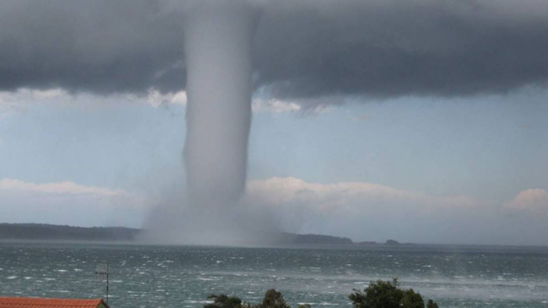 تنوره دریایی سهمگین؛ منبع عکس: Higgins Storm Chasing، عکاس: نامشخص