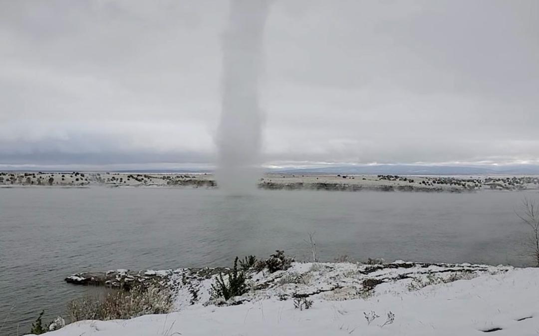 تنوره برفی؛ منبع عکس: AccuWeather، عکاس: Matthew Debski