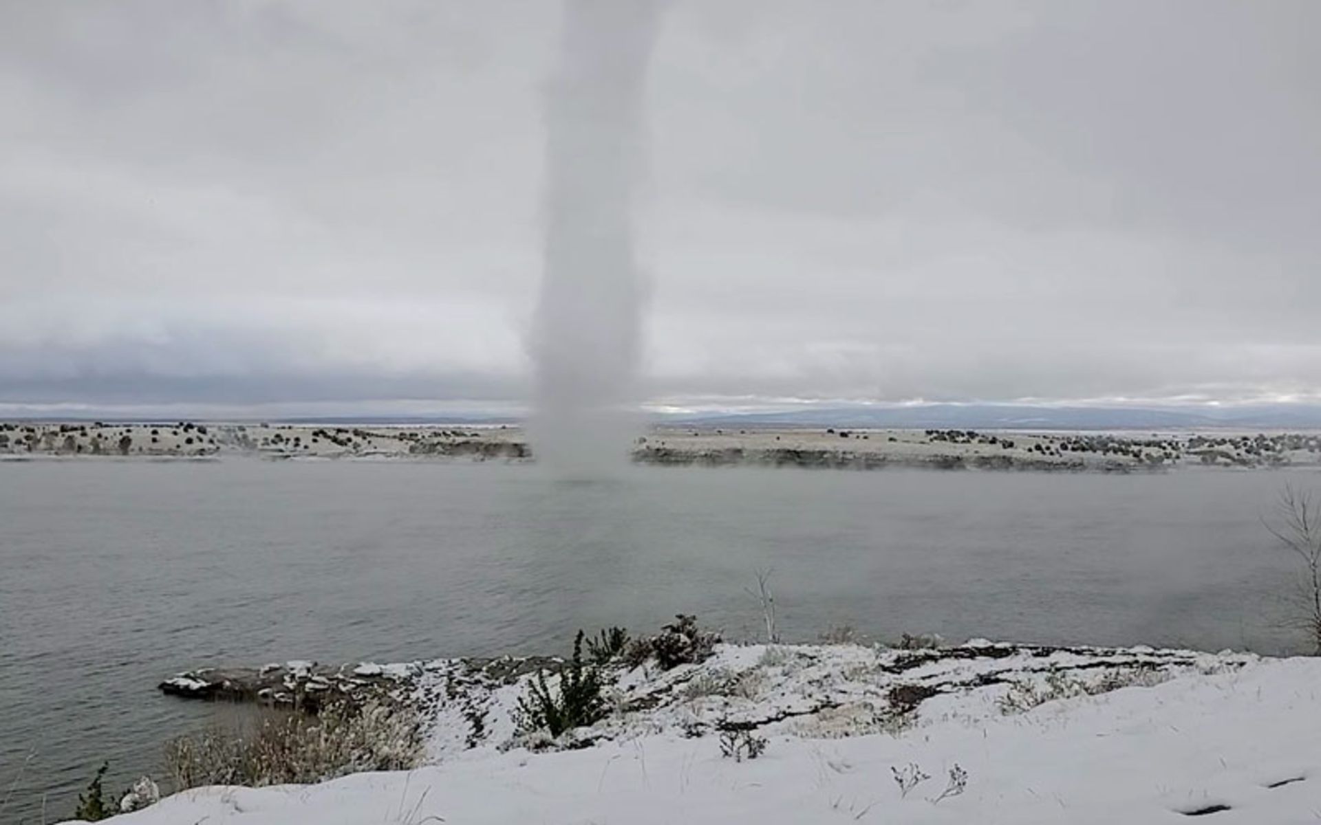 تنوره برفی؛ منبع عکس: AccuWeather، عکاس: Matthew Debski