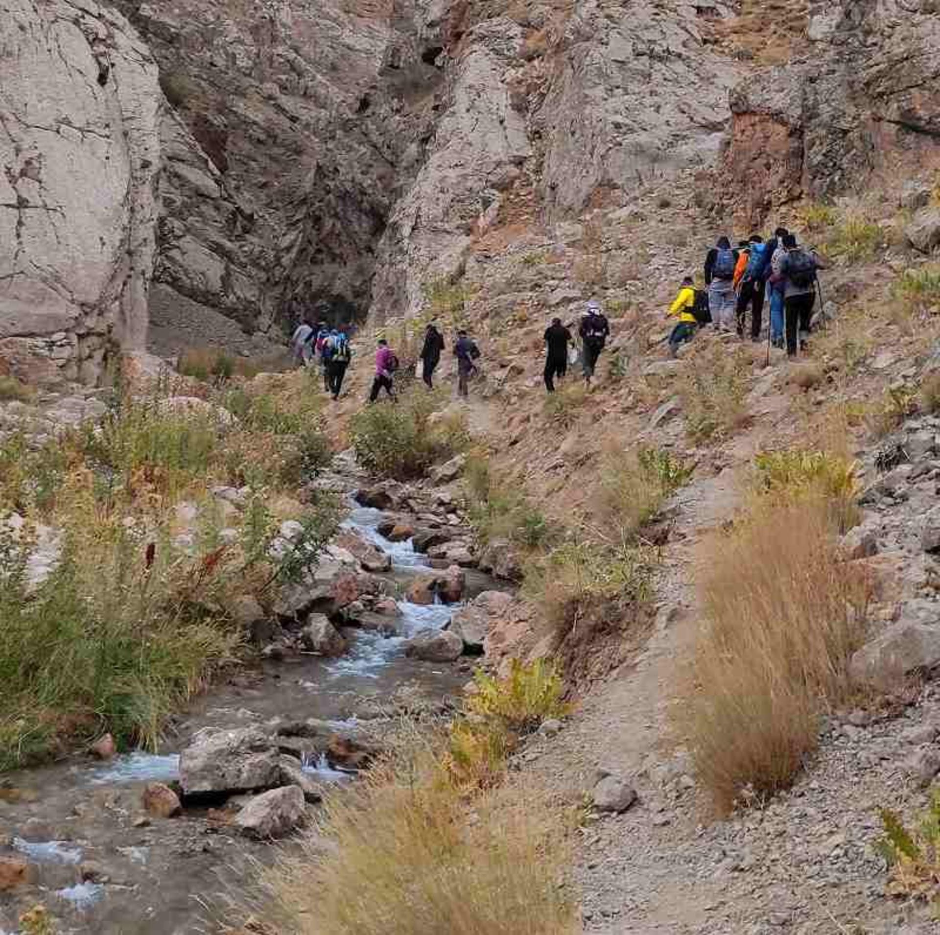 گردشگران در حال عبور از رودخانه فرح رود؛ منبع عکس: گوگل مپ؛ عکاس: عزت الله کریمی
