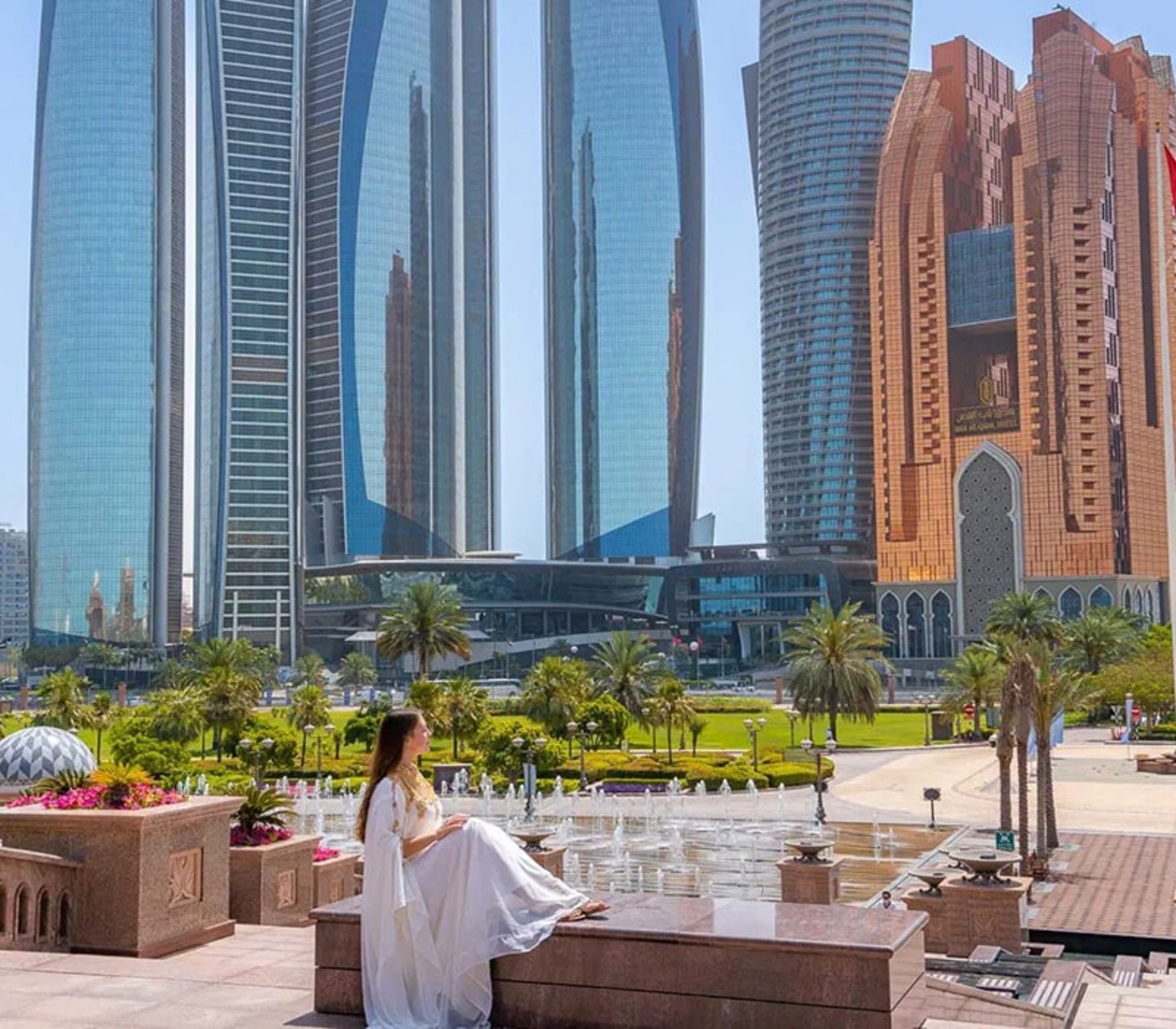 محوطه کاخ امارات ابوظبی با چشم‌انداز آسمان‌خراش ها، منبع عکس: shewandersabroad.com، عکاس: kriszti