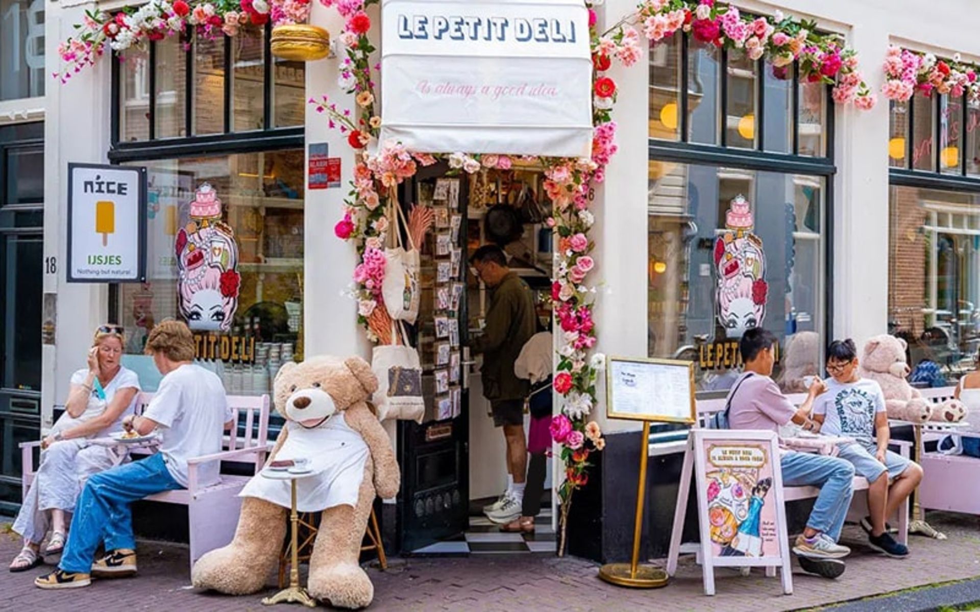 کافه کوچکی در آمستردام