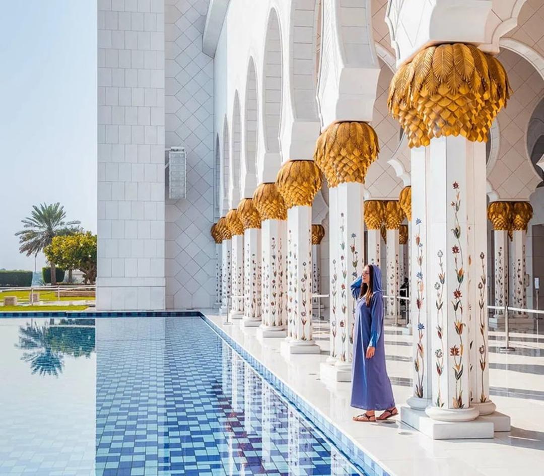 زن گردشگر در مسجد شیخ زاید، منبع عکس: shewandersabroad.com، عکاس: kriszti