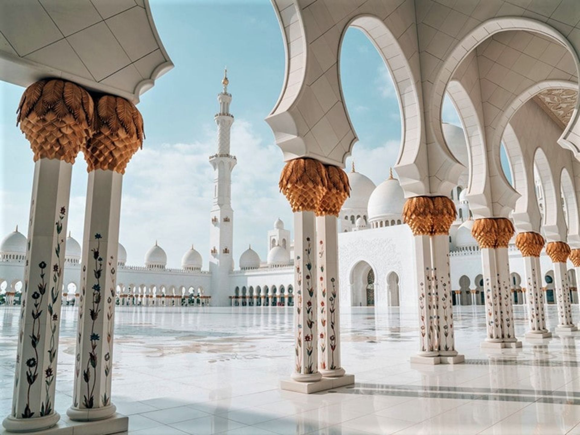 حیاط مسجد شیخ زاید، منبع عکس: sugarandstamps.com، عکاس: ناشناس