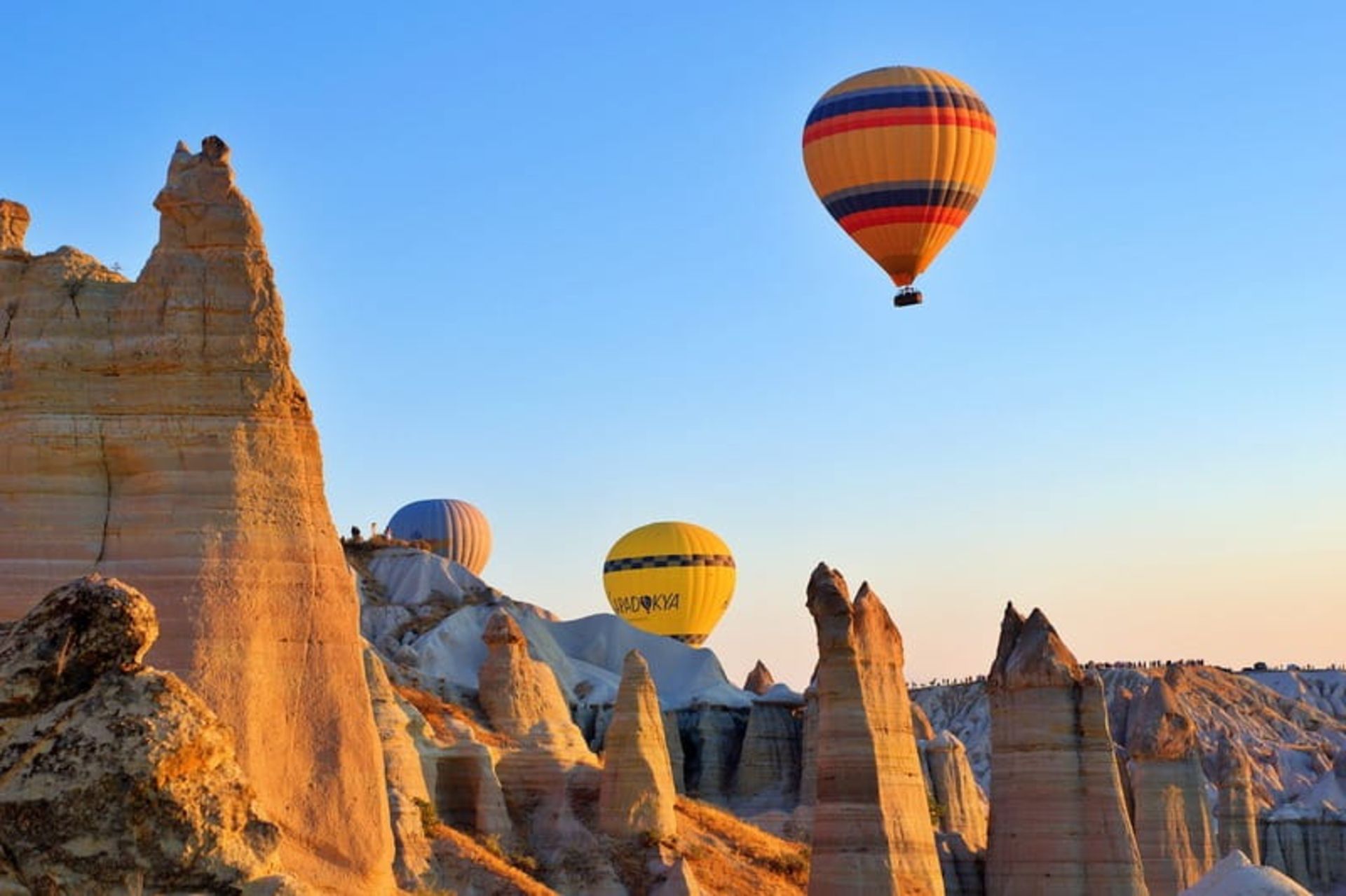 پرواز بالون‌ها بر فراز صخره‌های کاپادوکیا ترکیه، منبع: pixabay.com