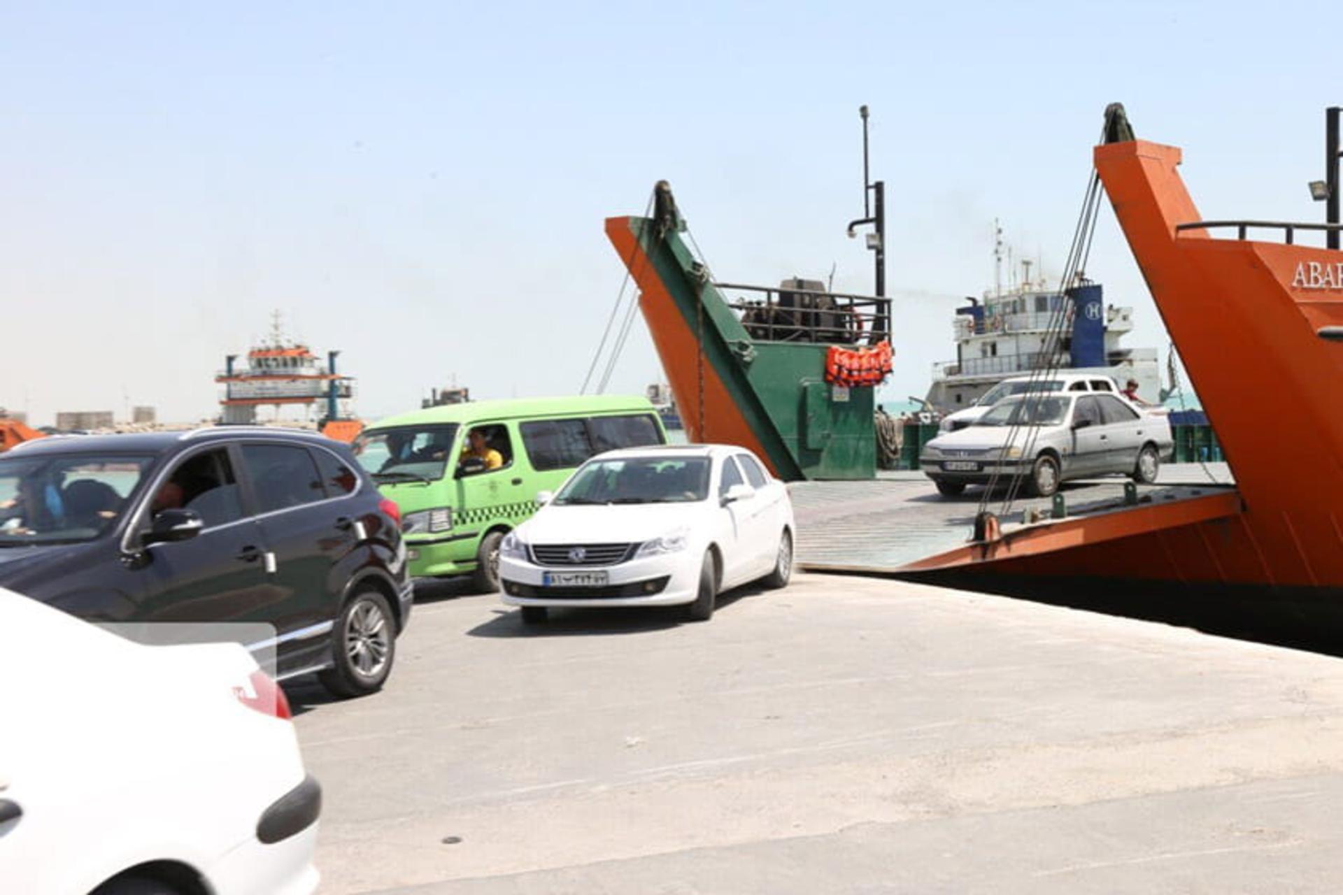 ماشین های مسافران در حال خروج از لندیگراف در جزیره قشم، منبع عکس: صاحب خبر، عکاس نامشخص