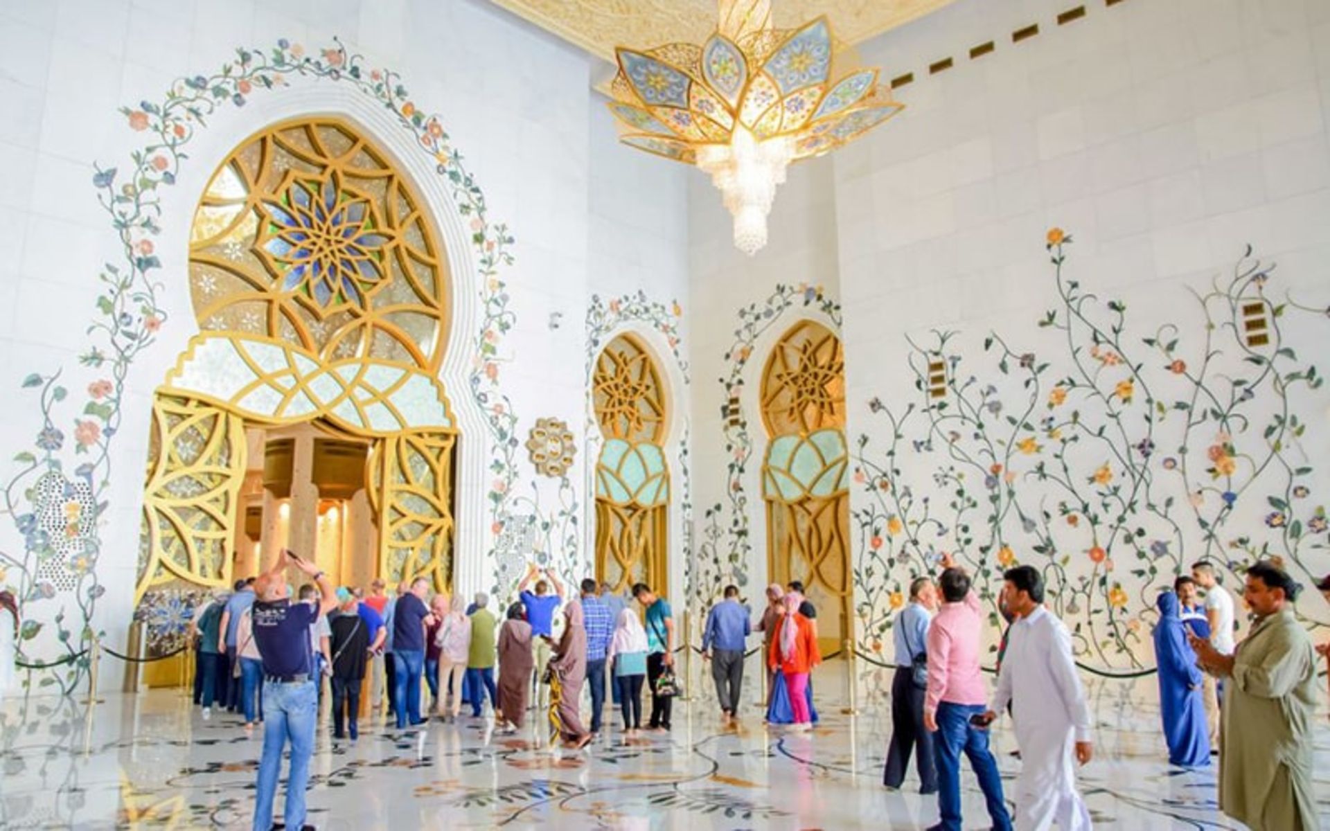 حضور گردشگران در مسجد شیخ زاید، منبع عکس: getyourguide.com، عکاس: ناشناس