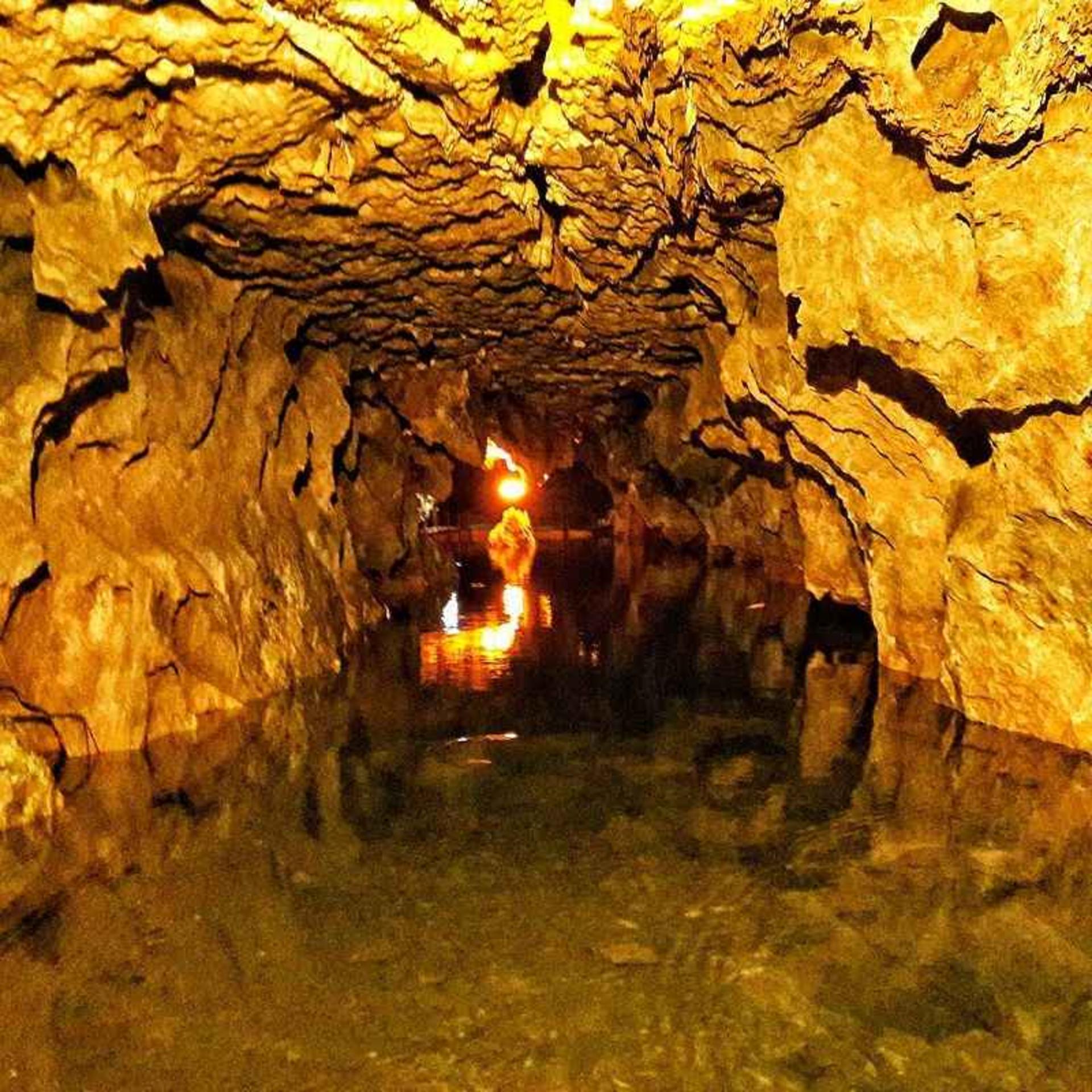 انعکاس نور زرد بر روی دیواره‌های غار علیصدر. منبع عکس: گوگل مپ؛ عکاس: رضا عربی