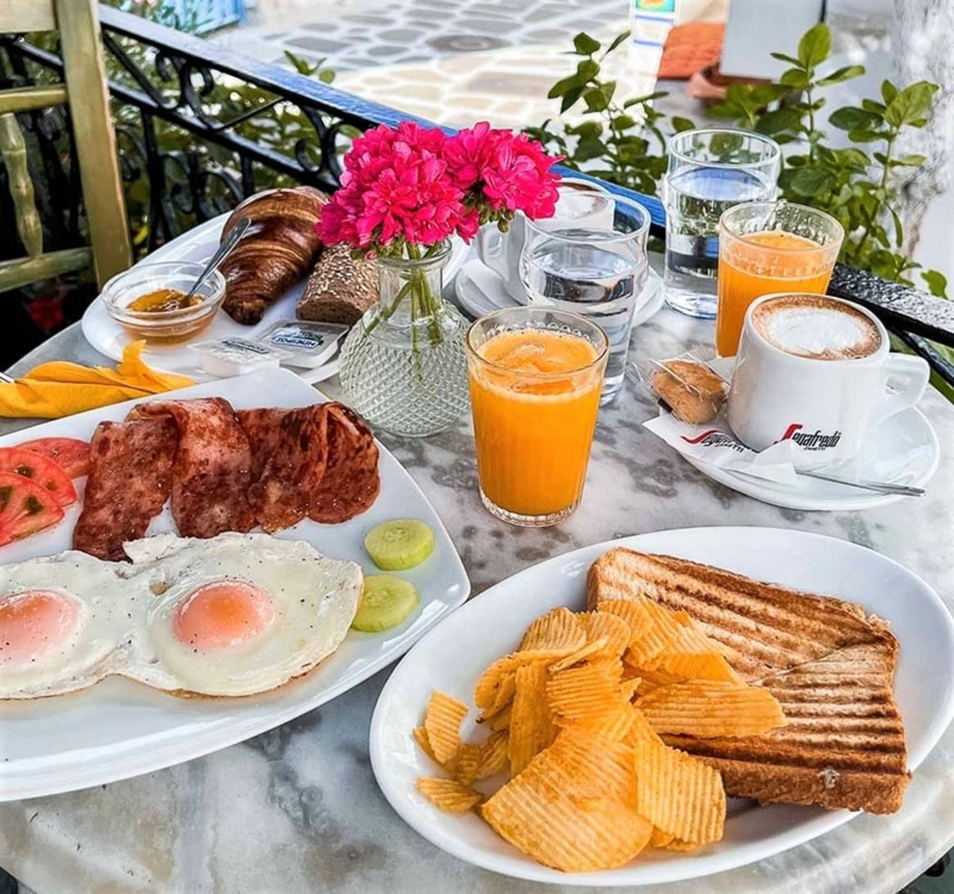 میز غذا در جزیره پاروس یونان، منبع عکس: shewandersabroad.com، عکاس: kriszti