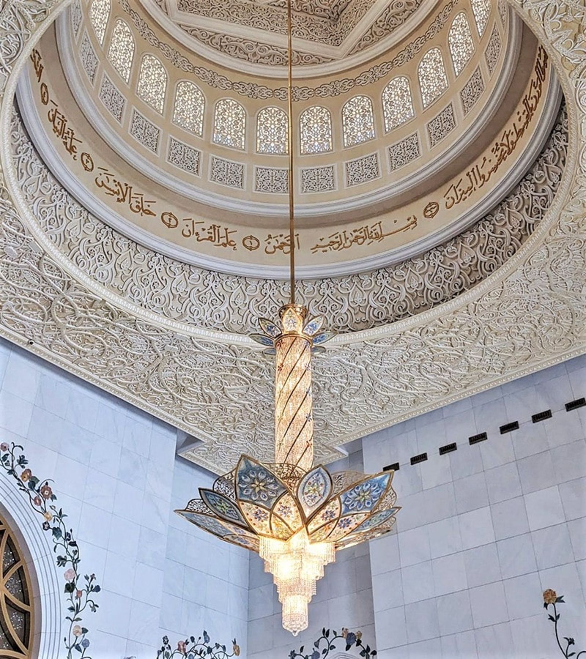 تزیینات سقف و لوستر بلند در مسجد شیخ زاید، منبع عکس: unsplash.com، عکاس: rahul reddy pothadi