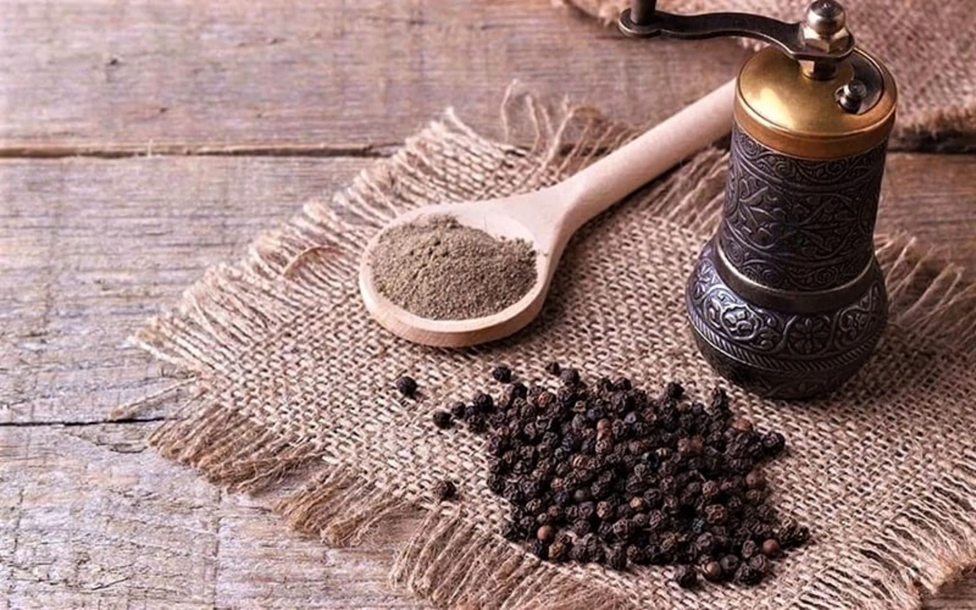 فلفل سیاه کوبیده در کنار فلفل نکوبیده