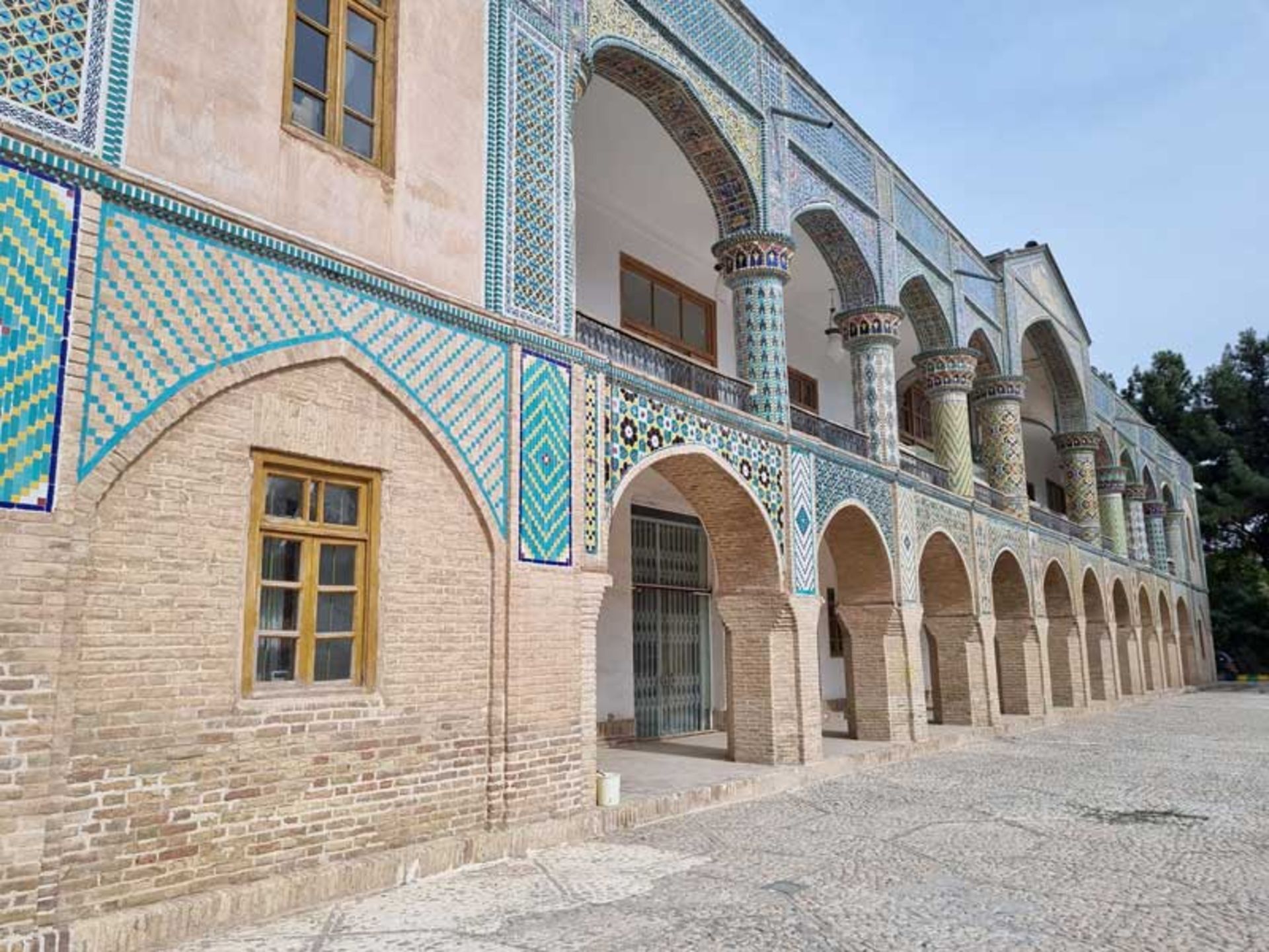 نمایی از عمارت سردار مفخم؛ منبع عکس: گوگل‎مپ؛ عکاس: Fateme Maleki 