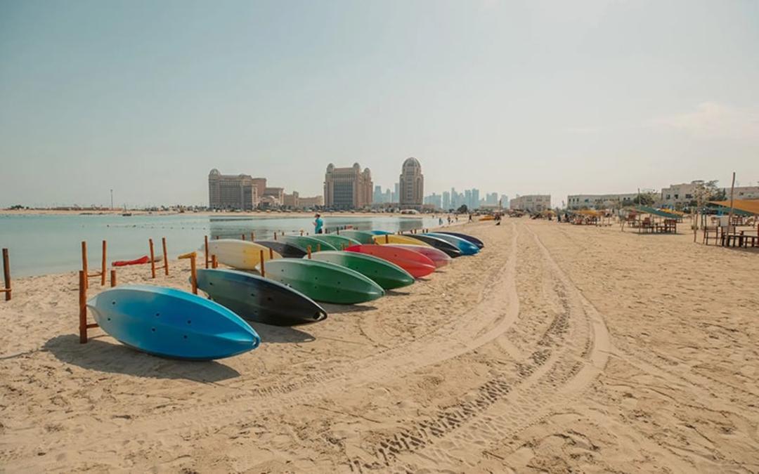 تعداد زیادی کایاک در ساحل کاتارا قطر، منبع عکس: visitqatar.com، عکاس: ناشناس