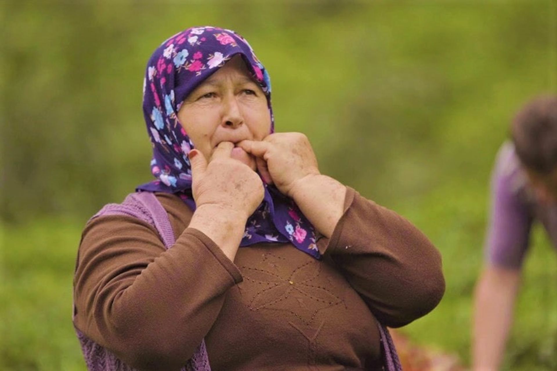 زنی از روستای کوسکوی ترکیه در حال سوت زدن