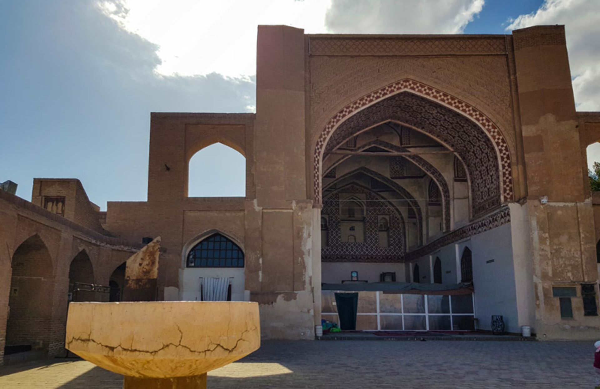 ساعت آفتابی و ایوان مسجد جامع قاین؛ منبع عکس: گوگل مپ؛ عکاس: محمد جهانبخشی