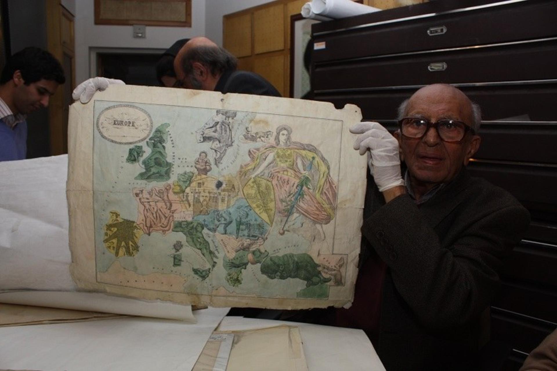 موسسین موزه در حال بررسی آثار؛ منبع عکس: Mapmuseum.tehran.ir؛ عکاس: نامشخص