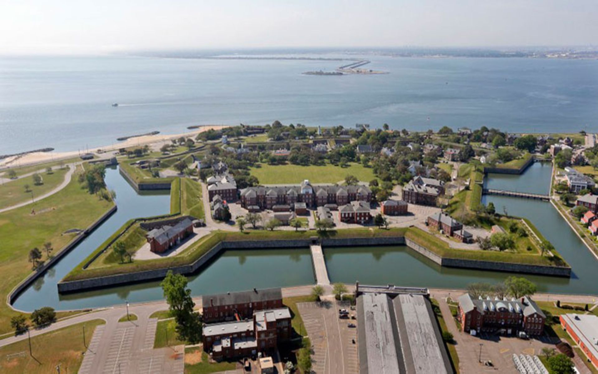 بنای یادبود ملی Fort Monroe در ویرجینیا آمریکا