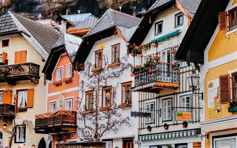 معماری منازل در هال اشتات، منبع عکس:boredpanda.com، عکاس: Dito Tediashvili