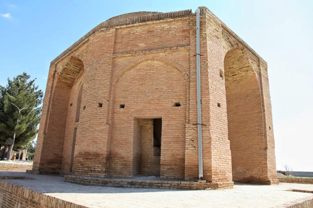 تصویر چهارطاقی تیموری از نمای کناری؛ منبع عکس: گوگل مپ؛ عکاس: mashhad.8