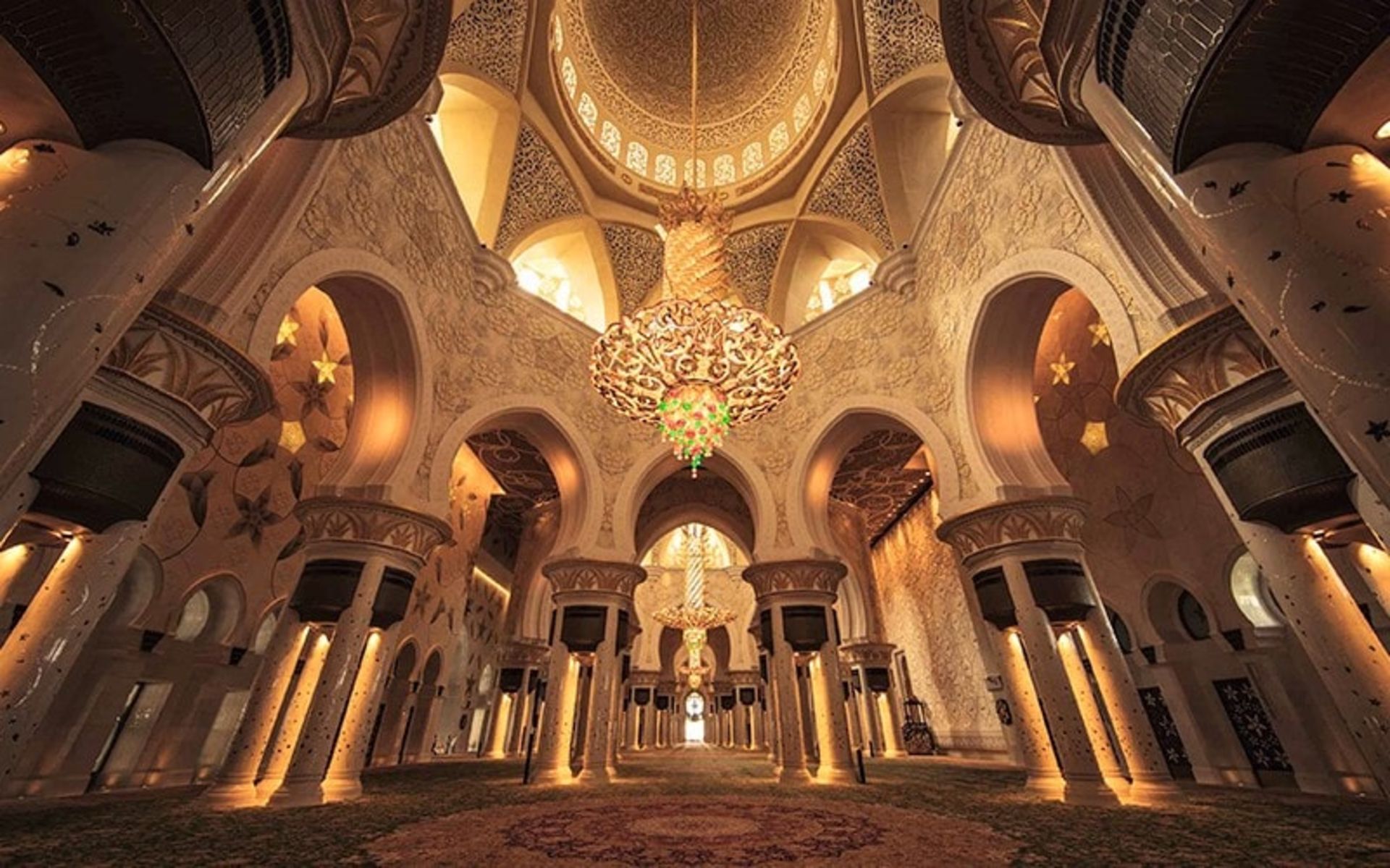 فضای داخل مسجد شیخ زاید ابوظبی، منبع عکس: visitabudhabi.ae، عکاس: ناشناس
