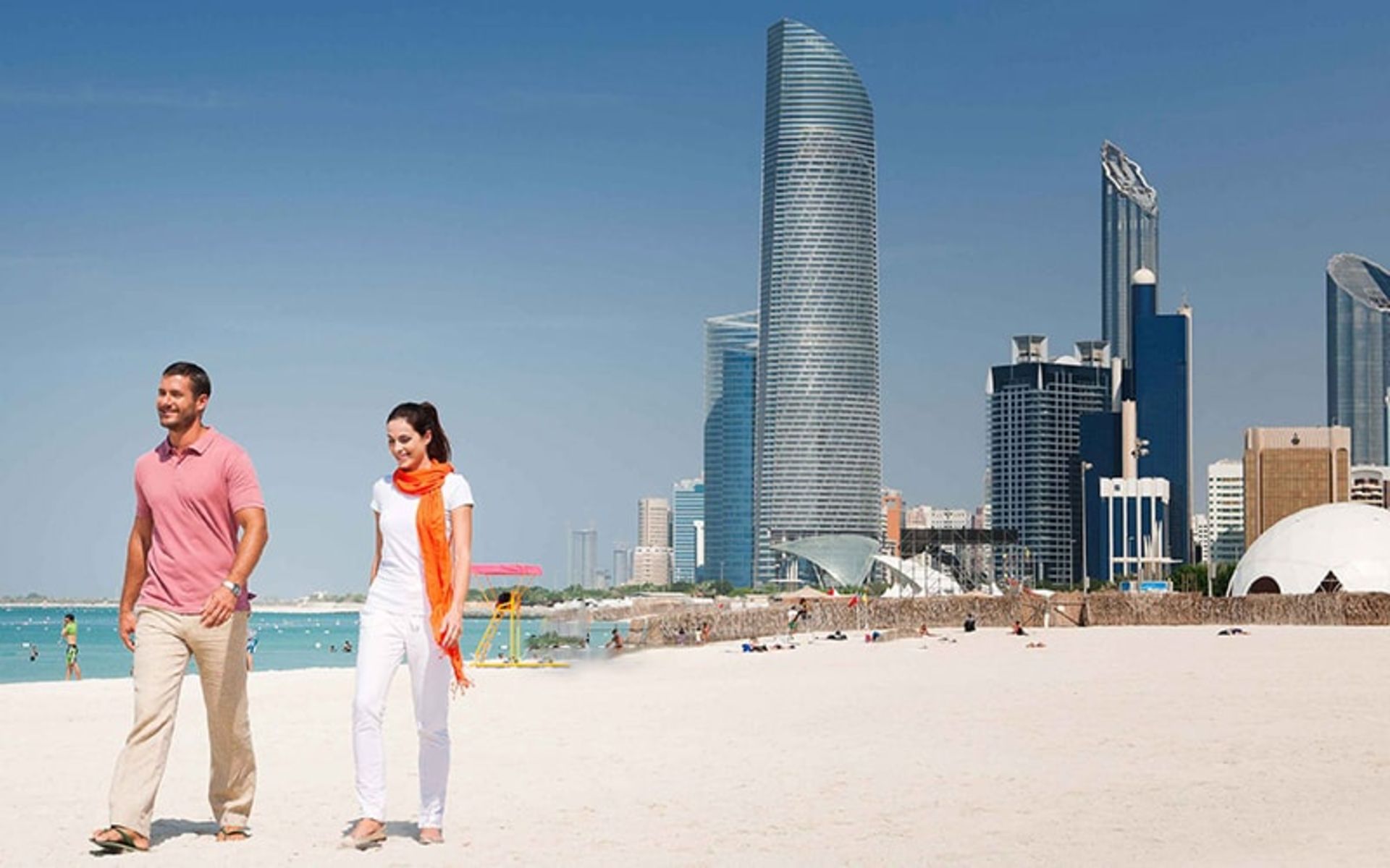 پیاده روی گردشگران در کورنیش ابوظبی، منبع عکس: visitabudhabi.ae، عکاس: ناشناس