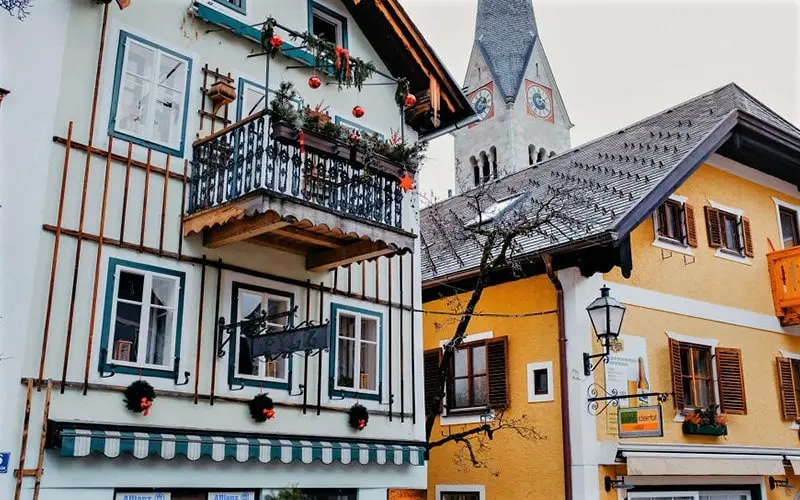 خانه‌های مسکونی در هال اشتات اتریش، منبع عکس:boredpanda.com، عکاس: Dito Tediashvili