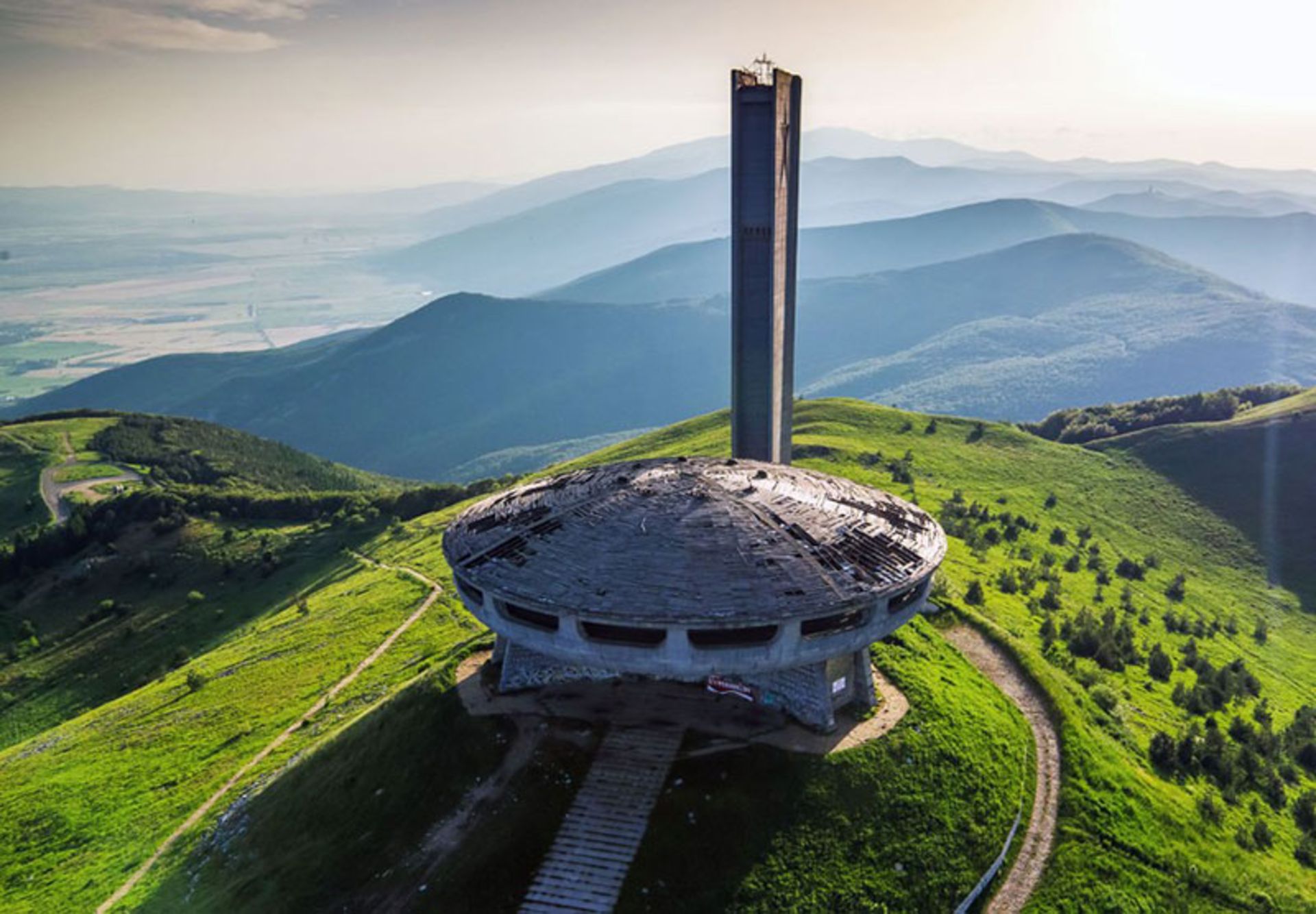 بنای یادبودی مربوط به ۱۹۸۱ بر فراز قله‌ای در بلغارستان