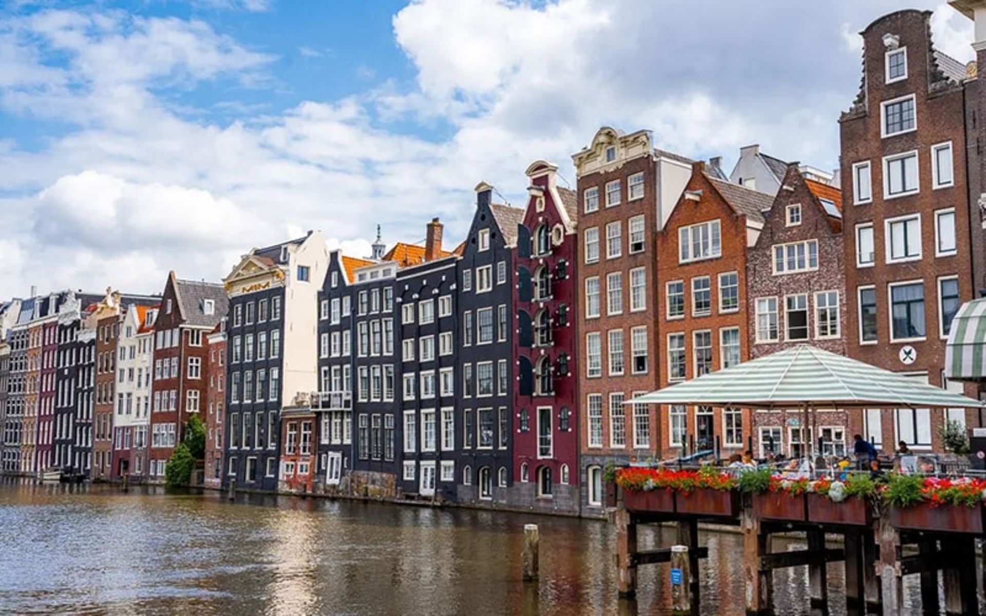 خانه‌های باریک و رنگی در آمستردام