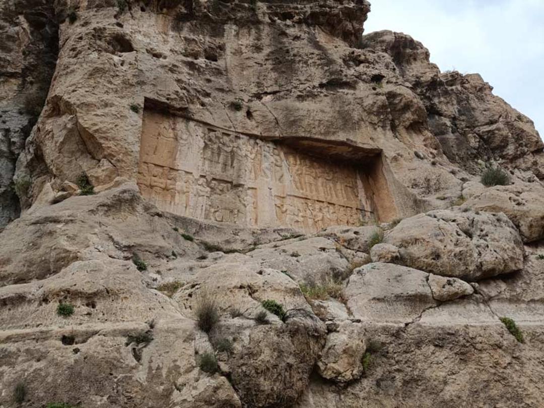 نقش برجسته بهرام دوم در تنگ چوگان؛ منبع عکس: گوگل مپ؛ عکاس: مهران شش برادران