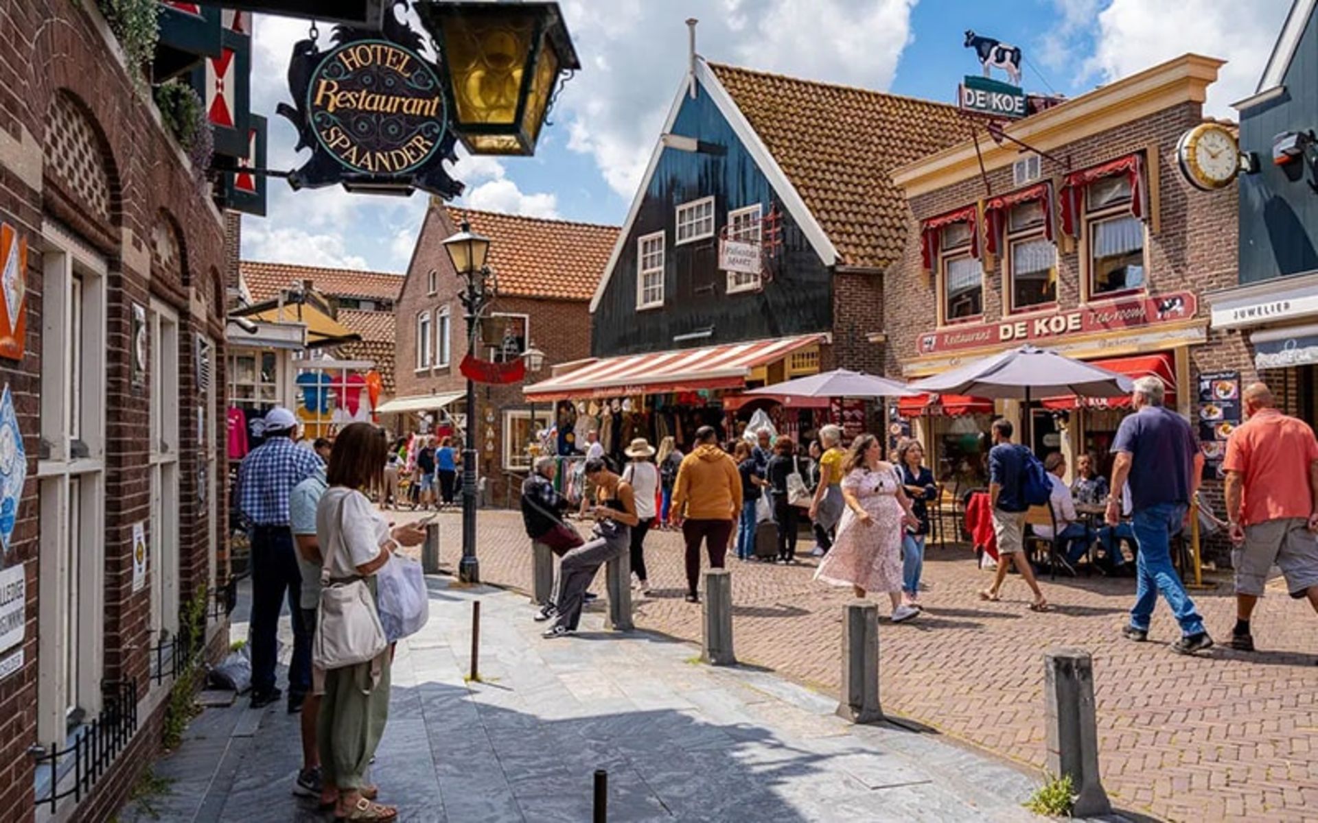 تردد گردشگران در یکی از خیابان‌های آمستردام