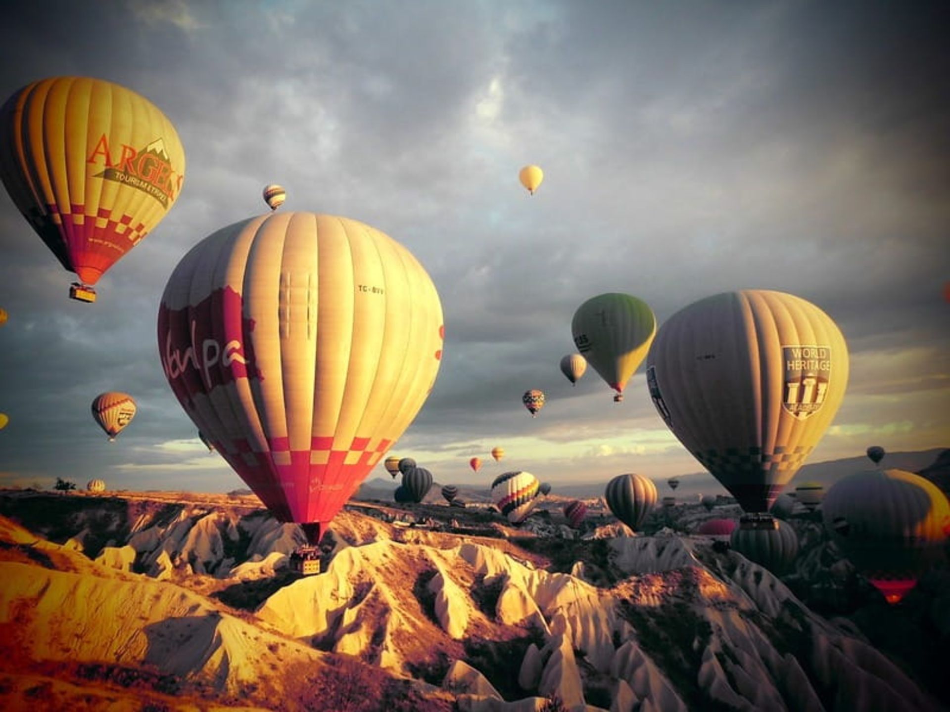 منظره‌ای تماشایی از پرواز بالون‌های هوای گرم در کاپادوکیا، منبع: pixabay.com