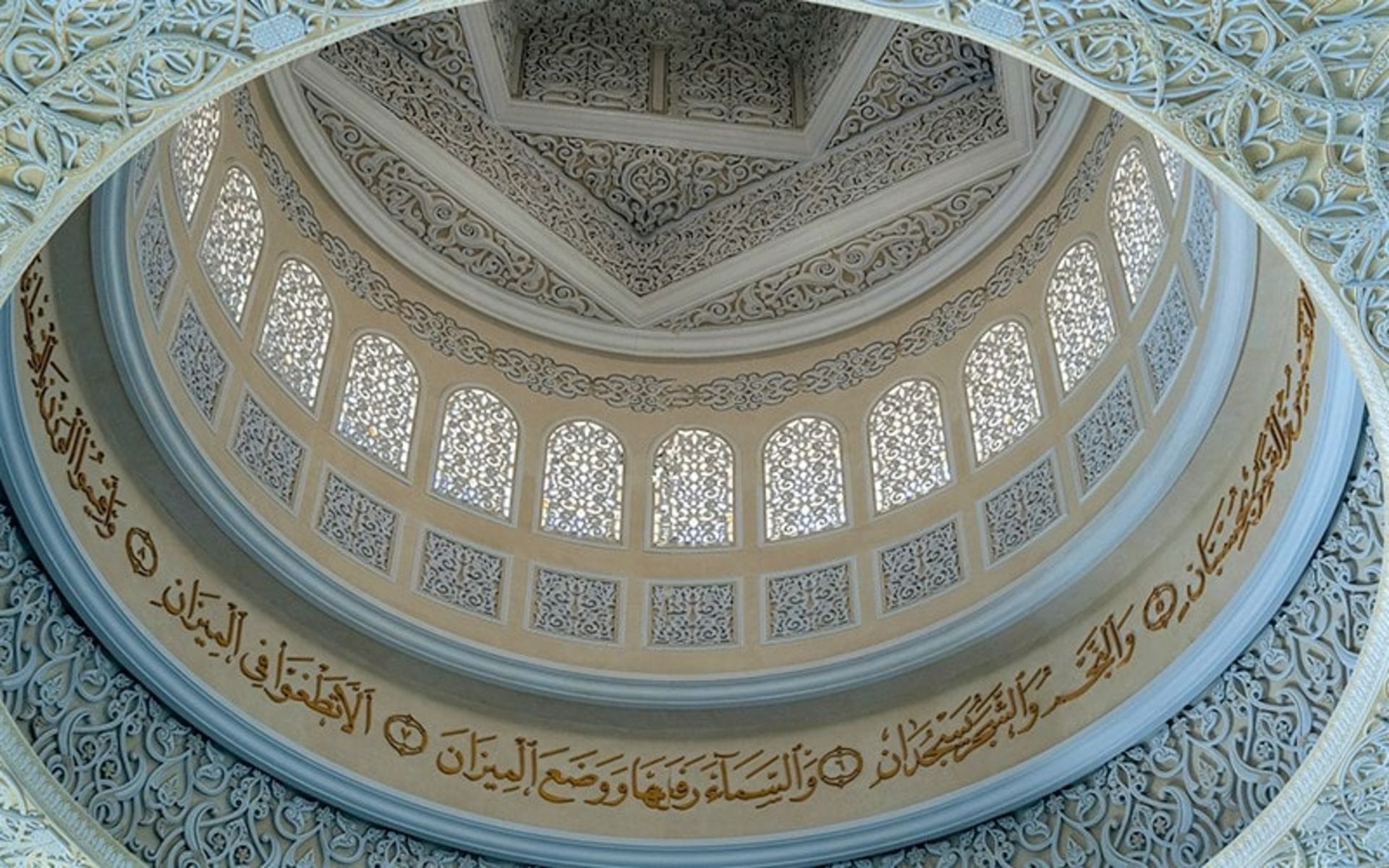 تزیینات زیر گنبد در مسجد شیخ زاید، منبع عکس: unsplash.com، عکاس: nick fewings