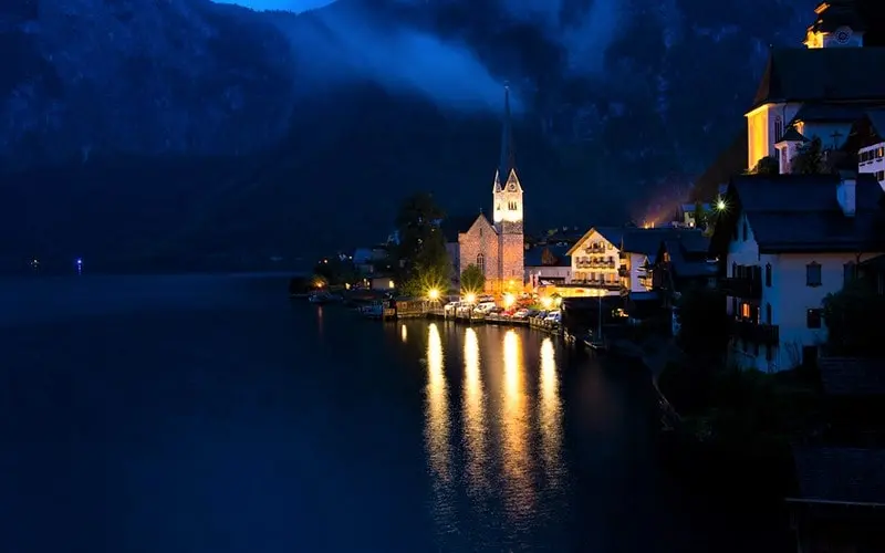 دهکده هال اشتات در شب، منبع عکس:‌hallstattaustria.eu، عکاس: ناشناس