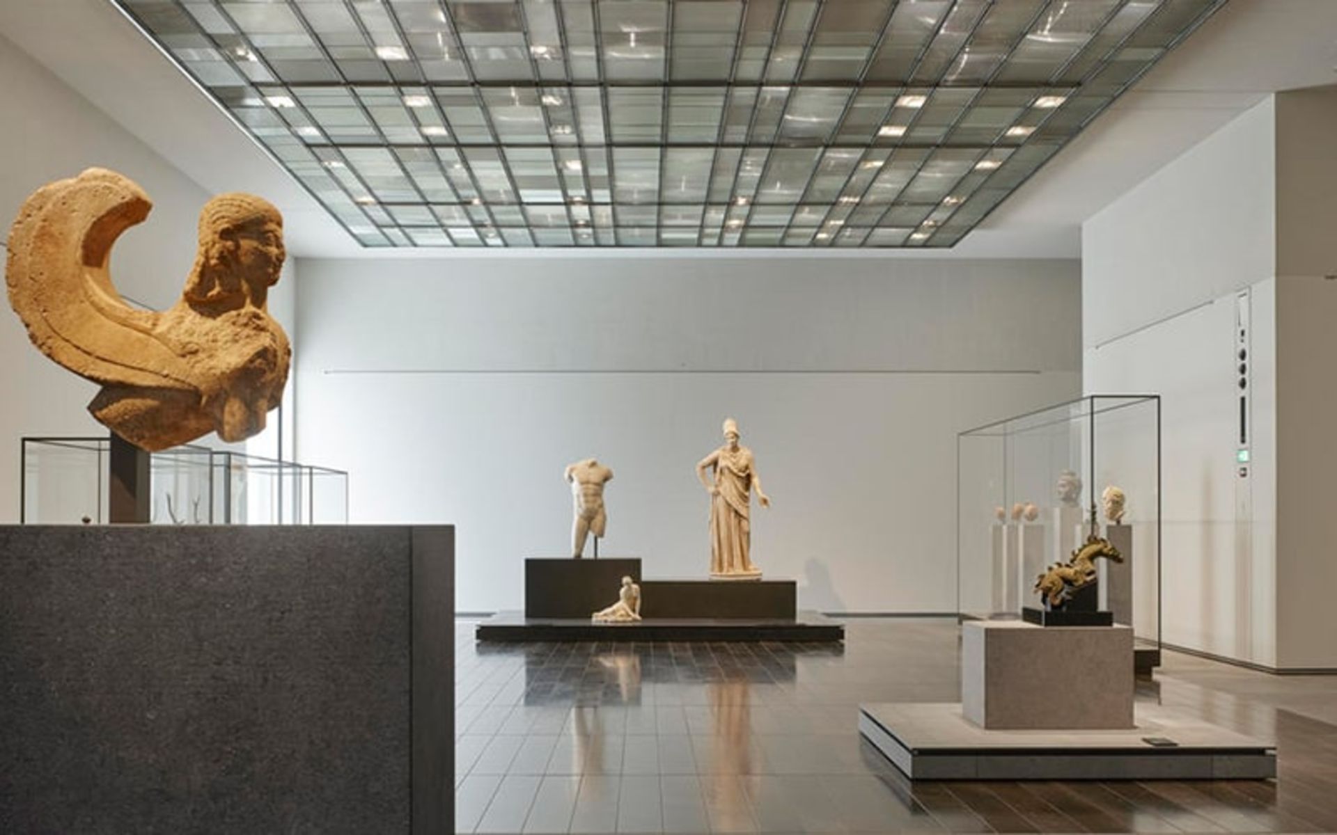 مجسمه‌های تاریخی در موزه لوور ابوظبی، منبع عکس:meyvaertmuseum.com، عکاس: ناشناس