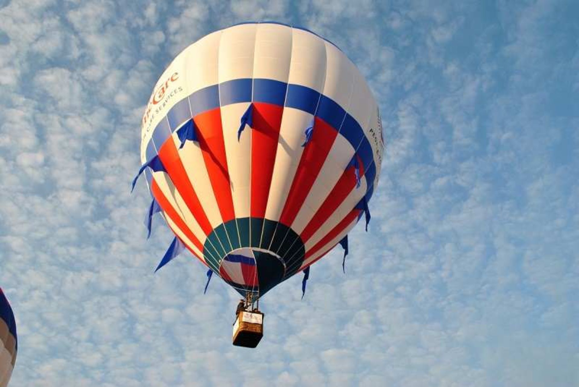 بالن هوای گرم بر فراز آسمان؛ منبع عکس: balons.ir؛ عکاس: ناشناس
