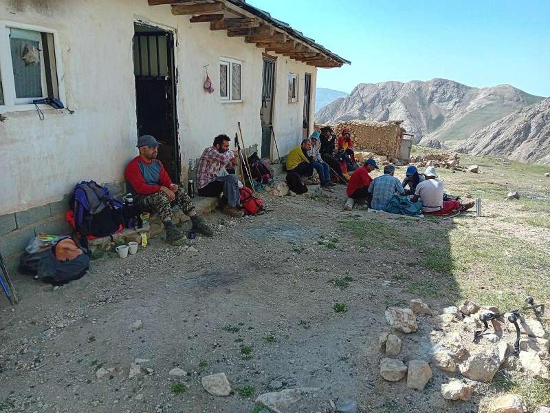 کلبه سیمانی در مسیر قله میشینه مرگ؛ منبع عکس: ویکی لاک؛ عکاس: داریوش فرهی