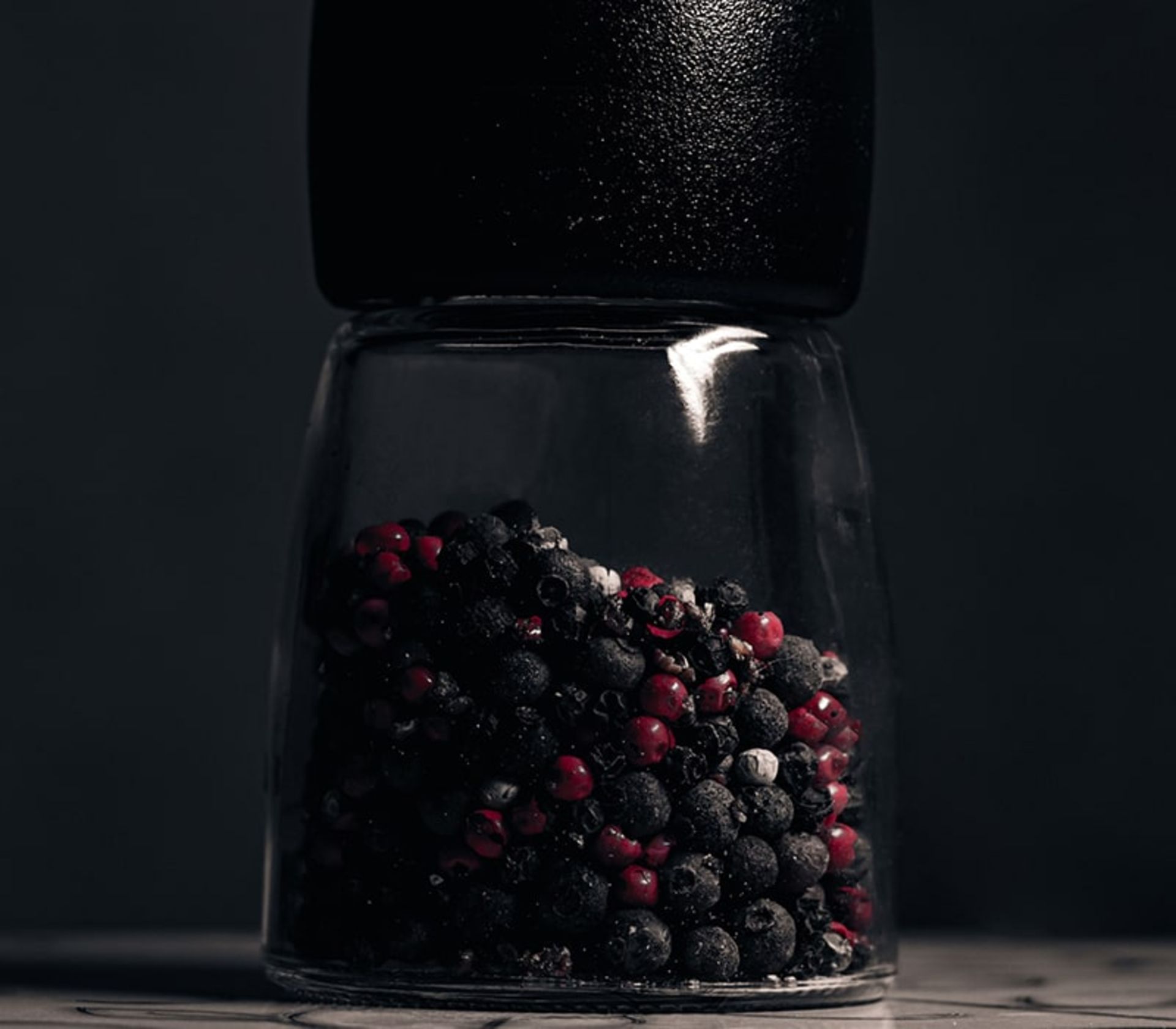 یک ظرف فلفل سیاه