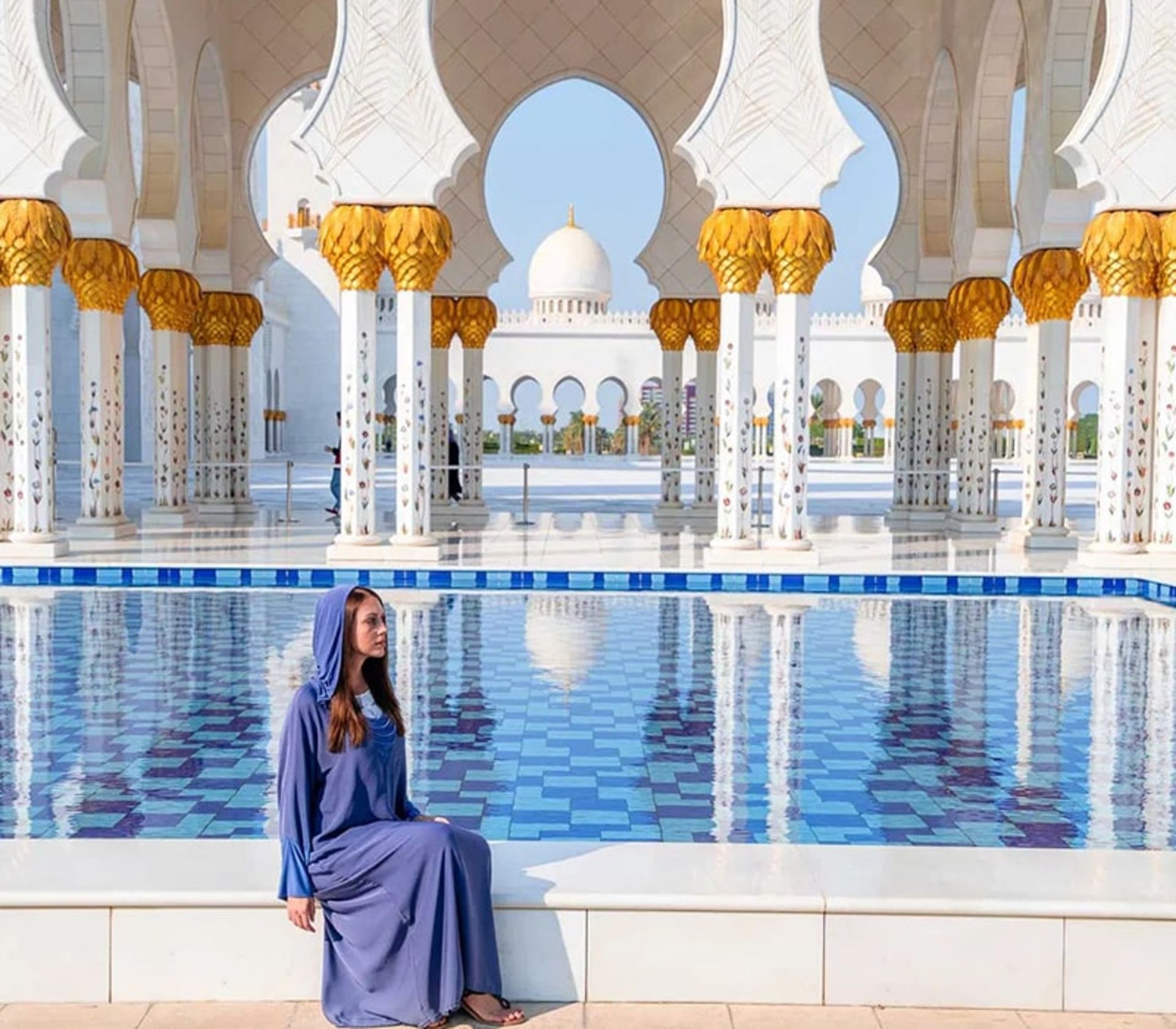گردشگر زن در مسجد شیخ زاید ابوظبی، منبع عکس: shewandersabroad.com، عکاس: kriszti