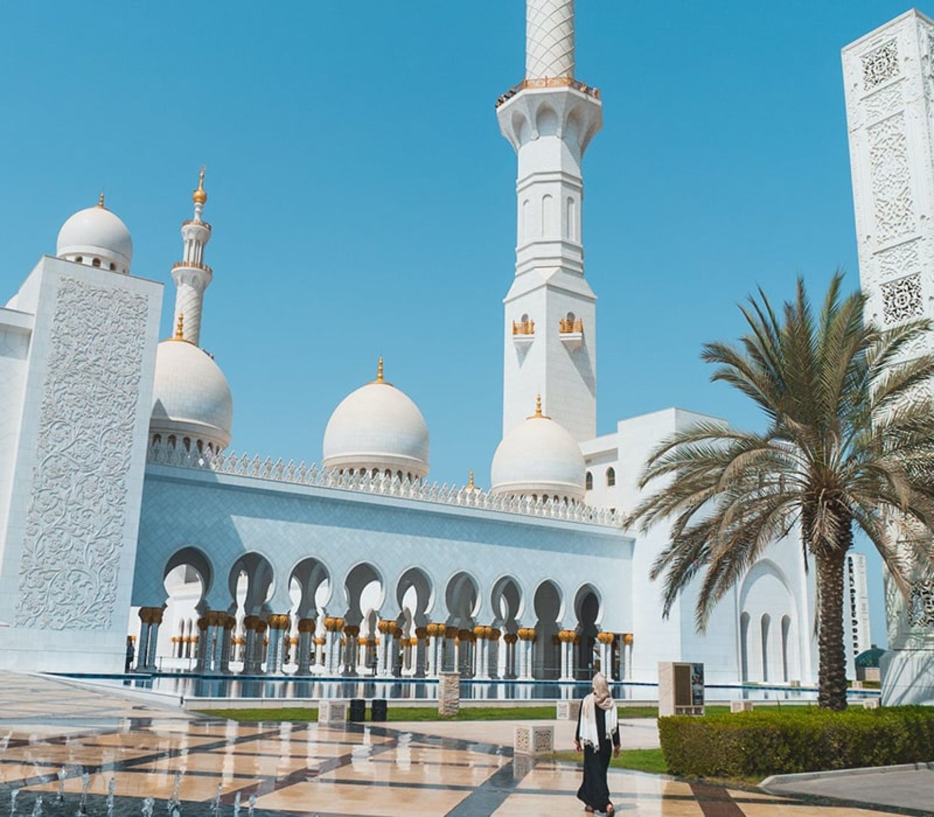 گنبدها و مناره بلند مسجد شیخ زاید، منبع عکس: pexels.com، عکاس: tommy milanese